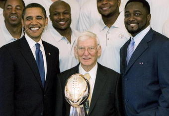 WASHINGTON  - MAY 21:  U.S. President Barack Obama (L) poses with Pittsburgh Steelers Chairman Dan Rooney (C) and Head Coach Mike Tomlin (R) during a picture with the 2009 NFL Super Bowl champion Pittsburgh Steelers in the East Room of the White House May 21, 2009 in Washington, DC.  (Photo by Aude Guerrucci-Pool/Getty Images)