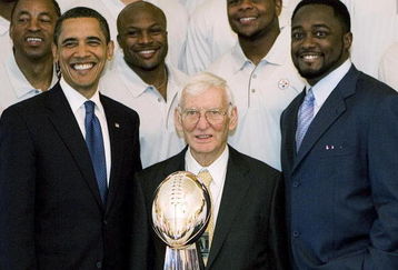 WASHINGTON  - MAY 21:  U.S. President Barack Obama (L) poses with Pittsburgh Steelers Chairman Dan Rooney (C) and Head Coach Mike Tomlin (R) during a picture with the 2009 NFL Super Bowl champion Pittsburgh Steelers in the East Room of the White House May 21, 2009 in Washington, DC.  (Photo by Aude Guerrucci-Pool/Getty Images)