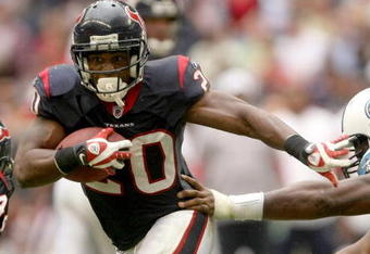 HOUSTON - DECEMBER 14: Running back Steve Slaton #20 of the Houston Texans carries the ball against the Tennessee Titans on December 14, 2008 at Reliant Stadium in Houston, Texas.  The Texans won 13-12.  (Photo by Stephen Dunn/Getty Images)