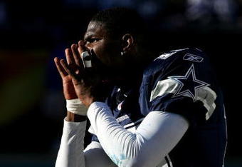 CHARLOTTE, NC - DECEMBER 24:  Keyshawn Johnson #19 of the Dallas Cowboys yells to his team during their game against the Carolina Panthers on December 24, 2005 at Bank of America Stadium in Charlotte, North Carolina.  (Photo by Streeter Lecka/Getty Images)