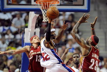 AUBURN HILLS, MI - APRIL 26:  Richard Hamilton #32 of the Detroit Pistons looks to pass under pressure against Delonte West #13 and LeBron James #23 of the Cleveland Cavaliers in Game Four of the Eastern Conference Quarterfinals during the 2009 NBA Playoffs at the Palace of Auburn Hills on April 26, 2009 in Auburn Hills, Michigan.  The Cavaliers won 99-78.  NOTE TO USER: User expressly acknowledges and agrees that, by downloading and or using this photograph, User is consenting to the terms and conditions of the Getty Images License Agreement.  (Photo by Gregory Shamus/Getty Images)
