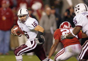 TUSCALOOSA, AL - NOVEMBER 15: Quarterback Tyson Lee #16 of the Mississippi State Bulldogs runs the ball during the game against the Alabama Crimson Tide at Bryant-Denny Stadium on November 15, 2008 in Tuscaloosa, Alabama.  (Photo by Kevin C. Cox/Getty Images)