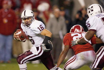 TUSCALOOSA, AL - NOVEMBER 15: Quarterback Tyson Lee #16 of the Mississippi State Bulldogs runs the ball during the game against the Alabama Crimson Tide at Bryant-Denny Stadium on November 15, 2008 in Tuscaloosa, Alabama.  (Photo by Kevin C. Cox/Getty Images)