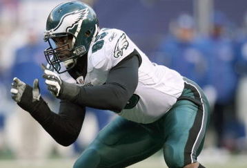 EAST RUTHERFORD, NJ - DECEMBER 7:  Victor Abiamiri #95 of the Philadelphia Eagles gets ready on the line against the New York Giants at Giants Stadium on December 7, 2008 in East Rutherford, New Jersey. (Photo by Nick Laham/Getty Images)