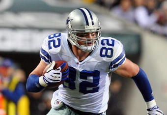 PHILADELPHIA - DECEMBER 28:  Jason Witten #82 of the Dallas Cowboys runs the ball against the Philadelphia Eagles on December 28, 2008 at Lincoln Financial Field in Philadelphia, Pennsylvania.  (Photo by Jim McIsaac/Getty Images)