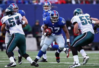 EAST RUTHERFORD, NJ - JANUARY 11:  Brandon Jacobs #27 of the New York Giants runs against the Philadelphia Eagles during the NFC Divisional Playoff Game on January 11, 2009 at Giants Stadium in East Rutherford, New Jersey.  (Photo by Al Bello/Getty Images)