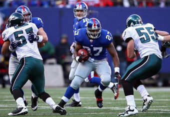 EAST RUTHERFORD, NJ - JANUARY 11:  Brandon Jacobs #27 of the New York Giants runs against the Philadelphia Eagles during the NFC Divisional Playoff Game on January 11, 2009 at Giants Stadium in East Rutherford, New Jersey.  (Photo by Al Bello/Getty Images)
