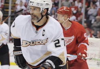 DETROIT, MI - MAY 1:  Scott Niedermayer  #27 of the Anaheim Ducks skates against the Detroit Red Wings during Game One of the Western Conference Semifinals of the 2009 NHL Stanley Cup Playoffs on May 1, 2009 at Joe Louis Arena in Detroit, Michigan. (Photo by: Gregory Shamus/Getty Images)