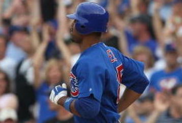CHICAGO - JUNE 18: Derrek Lee #25 of the Chicago Cubs runs the bases after hitting a three-run home run in the 8th inning against the Chicago White Sox on June 18, 2009 at Wrigley Field in Chicago, Illinois. The Cubs defeated the White Sox 6-5. (Photo by Jonathan Daniel/Getty Images)