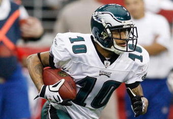 GLENDALE, AZ - JANUARY 18:  Wide receiver DeSean Jackson #10 of the Philadelphia Eagles runs with the ball against the Arizona Cardinals during the NFC championship game on January 18, 2009 at University of Phoenix Stadium in Glendale, Arizona.  (Photo by Chris Graythen/Getty Images)