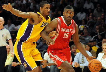 LOS ANGELES, CA - MAY 06:  Ron Artest #96 of the Houston Rockets moves the ball against Trevor Ariza #3 of the Los Angeles Lakers in Game Two of the Western Conference Semifinals during the 2009 NBA Playoffs at Staples Center on May 6, 2009 in Los Angeles, California. NOTE TO USER: User expressly acknowledges and agrees that, by downloading and or using this photograph, User is consenting to the terms and conditions of the Getty Images License Agreement.  (Photo by Harry How/Getty Images)