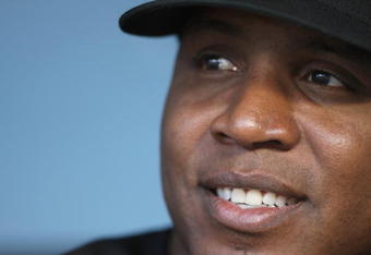 LOS ANGELES, CA - SEPTEMBER 28:   Barry Bonds #25 of the San Francisco Giants sits in the dugout before the game against the Los Angeles Dodgers at Dodger Stadium on September 28, 2007 in Los Angeles, California.  (Photo by Lisa Blumenfeld/Getty Images)