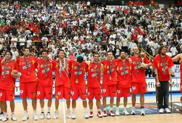 SAITAMA, JAPAN - SEPTEMBER 3:  Spain celebrates after defeating Greece in the 2006 FIBA World Championship Final Round on September 3, 2006 at the Saitama Super Arena in Saitama, Japan. Spain defeated Greece 70-47 to win the championship.  (Photo by Koichi Kamoshida/Getty Images)