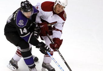 GLENDALE, AZ - APRIL 02:  Justin Williams #14 of the Los Angeles Kings and Brandon Prust #29 of the Phoenix Coyotes battle for a loose puck during the NHL game at Jobing.com Arena on April 2, 2009 in Glendale, Arizona.  (Photo by Christian Petersen/Getty Images)
