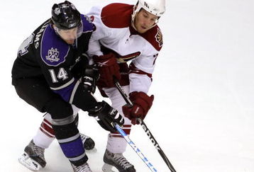 GLENDALE, AZ - APRIL 02:  Justin Williams #14 of the Los Angeles Kings and Brandon Prust #29 of the Phoenix Coyotes battle for a loose puck during the NHL game at Jobing.com Arena on April 2, 2009 in Glendale, Arizona.  (Photo by Christian Petersen/Getty Images)