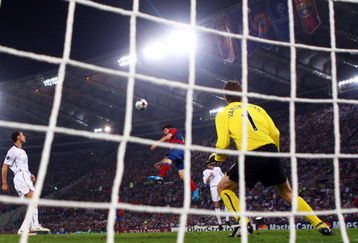 ROME - MAY 27:  Lionel Messi of Barcelona scores past Manchester United goalkeeper Edwin van der Sar during the UEFA Champions League Final match between Barcelona and Manchester United at the Stadio Olimpico on May 27, 2009 in Rome, Italy.  (Photo by Laurence Griffiths/Getty Images)
