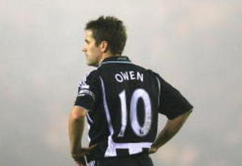 MIDDLESBROUGH, UNITED KINGDOM - NOVEMBER 29: Michael Owen of Newcastle United looks on through the fog during the Barclays Premier League match between Middlesbrough and Newcastle United at the Riverside Stadium on November 29, 2008 in Middlesbrough, England. (Photo by Jamie McDonald/Getty Images)