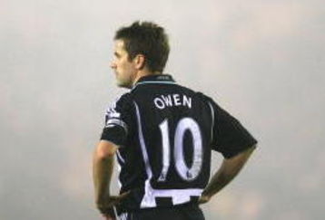 MIDDLESBROUGH, UNITED KINGDOM - NOVEMBER 29: Michael Owen of Newcastle United looks on through the fog during the Barclays Premier League match between Middlesbrough and Newcastle United at the Riverside Stadium on November 29, 2008 in Middlesbrough, England. (Photo by Jamie McDonald/Getty Images)