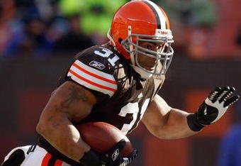 CLEVELAND - DECEMBER 21:  Jamal Lewis #31 of the Cleveland Browns carries the ball during the game against the Cincinnatti Bengals on December 21, 2008 at Cleveland Browns Stadium in Cleveland, Ohio. (Photo by: Gregory Shamus/Getty Images)