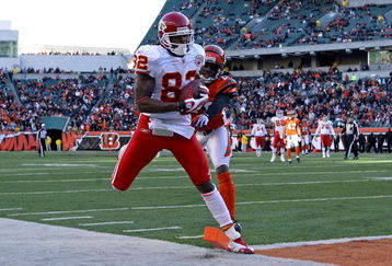 CINCINNATI - DECEMBER 28: Dwayne Bowe #82 of the Kansas City Chiefs catches a pass while defended by David Jones #20 of the Cincinnati Bengals during the NFL game on December 28, 2008 at Paul Brown Stadium in Cincinnati, Ohio. (Photo by Andy Lyons/Getty Images)