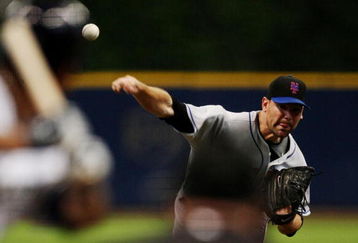 MILWAUKEE - JULY 1:   Mike Pelfrey #34 of the New York Mets pitches against the Milwaukee Brewers during the game at Miller Park on July 1, 2009 in Milwaukee, Wisconsin.  (Photo by Jonathan Daniel/Getty Images)