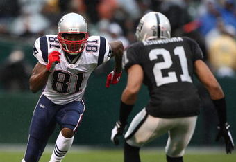 OAKLAND, CA - DECEMBER 14:  Randy Moss #81 of the New England Patriots runs against Nnamdi Asomugha #21 of the Oakland Raiders during an NFL game on December 14, 2008 at the Oakland-Alameda County Coliseum in Oakland, California.  (Photo by Jed Jacobsohn/Getty Images)