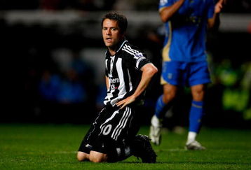 NEWCASTLE, UNITED KINGDOM - APRIL 27:  Newcastle player Michael Owen looks on dejectedly after a miss during the Premier League  match between Newcastle United and Portsmouth at St James' Park on April 27, 2009 in Newcastle, England.  (Photo by Stu Forster/Getty Images)