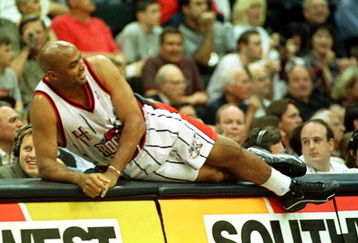 19 Apr 2000:  Forward Charles Barkley #4 of the Houston Rockets watches the action from the scorers table during his final NBA game at the Houston Summit in Houston, Texas. The Grizzlies won the game 96-92. Mandatory Credit: George Wong/ALLSPORT   Mandatory Credit: Allsport USA/ALLSPORT