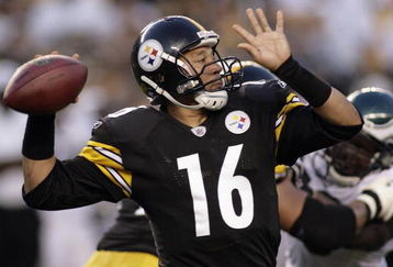 PITTSBURGH - AUGUST 8:  Charlie Batch #16 of the Pittsburgh Steelers passes during a preseason game against the Philadelphia Eagles on August 8, 2008 at Heinz Field in Pittsburgh, Pennsylvania. (Photo by Rick Stewart/Getty Images)