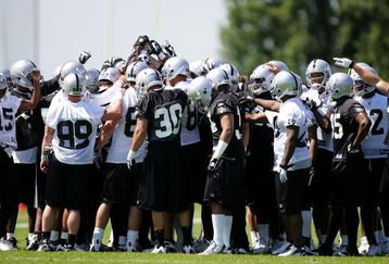 ALAMEDA, CA - MAY 08:  The Oakland Raiders huddle together during the Raiders minicamp at the team's permanent training facility on May 8, 2009 in Alameda, California.  (Photo by Ezra Shaw/Getty Images)