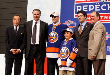 MONTREAL, QC - JUNE 26:  (L-R) Team owner Charles Wang, General Manger Garth Snow, John Tavares, Assistant General Manager/Director of Amateur Scouting Ryan Jankowski and Pro Scout Mario Saraceno of the New Islanders pose on stage after the Islanders drafted Tavares #1 overall during the 2009 NHL Entry Draft by the New York Islander at the Bell Centre on June 26, 2009 in Montreal, Quebec, Canada.  (Photo by Richard Wolowicz/Getty Images)