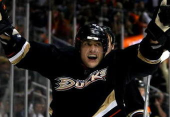 ANAHEIM, CA - OCTOBER 29:  Teemu Selanne #8 of the Anaheim Ducks celebrates after scoring a third period goal against the Detroit Red Wings to complete a hat trick during the NHL game at Honda Center on October 29, 2008 in Anaheim, California. The Ducks defeated the Red Wings 5-4 in overtime. (Photo by Christian Petersen/Getty Images)