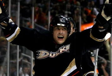 ANAHEIM, CA - OCTOBER 29:  Teemu Selanne #8 of the Anaheim Ducks celebrates after scoring a third period goal against the Detroit Red Wings to complete a hat trick during the NHL game at Honda Center on October 29, 2008 in Anaheim, California. The Ducks defeated the Red Wings 5-4 in overtime. (Photo by Christian Petersen/Getty Images)