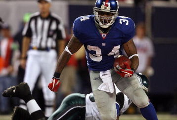 EAST RUTHERFORD, NJ - SEPTEMBER 30:  Derrick Ward #34 of the New York Giants runs the ball against the Philadelphia Eagles at Giants Stadium on September 30, 2007 in East Rutherford, New Jersey.  (Photo by Nick Laham/Getty Images)