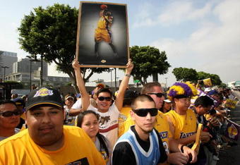 LOS ANGELES, CA - JUNE 17:  A fan holds up a poster of Kobe Bryant as the crowd waits for the start of the Los Angeles Lakers NBA championship victory parade outside the Staples Center on June 17, 2009 in Los Angeles, California.  (Photo by Stephen Dunn/Getty Images)