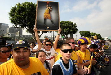 LOS ANGELES, CA - JUNE 17:  A fan holds up a poster of Kobe Bryant as the crowd waits for the start of the Los Angeles Lakers NBA championship victory parade outside the Staples Center on June 17, 2009 in Los Angeles, California.  (Photo by Stephen Dunn/Getty Images)