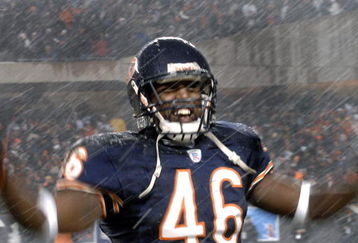 Chicago Bears safety Chris Harris celebrates in the snow after defeating the New Orleans Saints in  the NFC Championship  game  Jan. 21, 2007 at Soldier Field, Chicago.  (Photo by Al Messerschmidt/Getty Images)