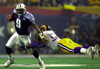 F363722 52: (NORTH AND SOUTH AMERICA SALES ONLY) Quarterback Steve McNair (#9) of the Tennessee Titans gets away from linebacker London Fletcher (#59) of the St. Louis Rams during the fourth quarter of Super Bowl XXXIV between the Rams and the Titans at the Georgia Dome in Atlanta, Georgia, January 30, 2000. The Rams defeated the Titans 23-16. (Photo by Doug Pensinger)