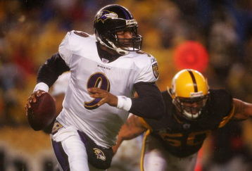 PITTSBURGH - NOVEMBER 05:  Steve McNair #9 of the Baltimore Ravens looks to pass against the Pittsburgh Steelers on November 5, 2007 at Heinz Field in Pittsburgh, Pennsylvania.  (Photo by Chris McGrath/Getty Images)  