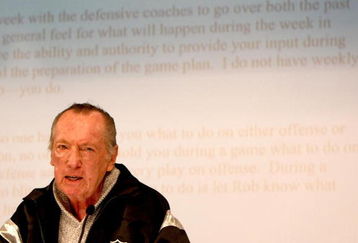 ALAMEDA, CA - SEPTEMBER 30:  Oakland Raiders owner Al Davis speaks during a press conference to announce the firing of head coach Lane Kiffin of the Oakland Raiders at thier training facility on Septemer 30, 2008 in Alameda, California.  (Photo by Jed Jacobsohn/Getty Images)