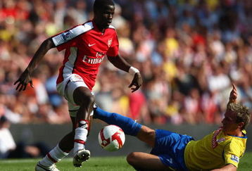 LONDON, ENGLAND - MAY 24:  Emmanuel Eboue (L) of Arsenal wins the ball over Liam Lawrence (R) of Stoke City during the Barclays Premier League match between Arsenal and Stoke City at Emirates Stadium on May 24, 2009 in London, England.  (Photo by Ryan Pierse/Getty Images)