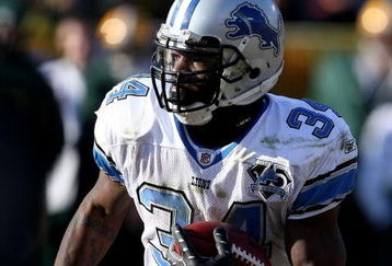 GREEN BAY, WI - DECEMBER 28: Kevin Smith #34 of the Detroit Lions runs for yardage against the Green Bay Packers on December 28, 2008 at Lambeau Field in Green Bay, Wisconsin. The Packers defeated the Lions 31-21. (Photo by Jonathan Daniel/Getty Images)