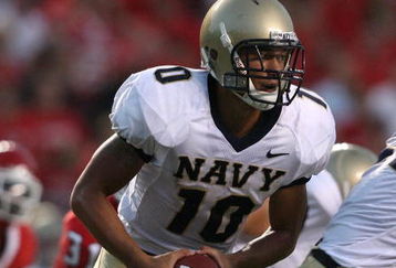 PISCATAWAY, NJ - SEPTEMBER 07:  Kaipo-Noa Kaheaku-Enhada #10 of Navy looks to hand the ball off against the Rutgers Scarlet Knights during their game at Rutgers Stadium on September 7,  2007 in Piscataway, New Jersey.   (Photo by Nick Laham/Getty Images)