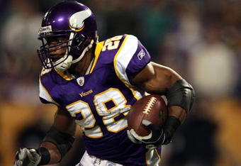 MINNEAPOLIS - JANUARY 4:   Adrian Peterson #28 of the Minnesota Vikings carries the ball in the first half against the Philadelphia Eagles during the NFC Wild Card playoff game on January 4,2009 at the Hubert H. Humphrey Metrodome in Minneapolis, Minnesota. (Photo by Elsa/Getty Images)