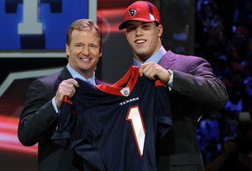 NEW YORK - APRIL 25:  NFL Commissioner Roger Goodell poses with with Houston Texans #15 draft pick Brian Cushing at Radio City Music Hall for the 2009 NFL Draft on April 25, 2009 in New York City  (Photo by Jeff Zelevansky/Getty Images)