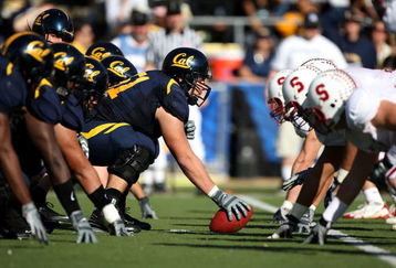 BERKELEY, CA - NOVEMBER 22:   Alex Mack #51 of the California Golden Bears lines up against the Stanford Cardinal during an NCAA football game on November 22, 2008 at Memorial Stadium in Berkeley, California.  (Photo by Jed Jacobsohn/Getty Images)