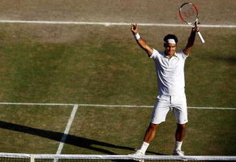 WIMBLEDON, ENGLAND - JULY 05:  Roger Federer of Switzerland celebrates victory during the men's singles final match against Andy Roddick of USA on Day Thirteen of the Wimbledon Lawn Tennis Championships at the All England Lawn Tennis and Croquet Club on July 5, 2009 in London, England. Federer won 5-7, 7-6, 7-6, 3-6, 16-14.  (Photo by Julian Finney/Getty Images)