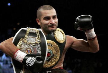 LAS VEGAS - OCTOBER 07:  Vic Darchinyan celebrates his 6th round TKO victory over Glenn Donaire during the IBF/IBO Flywieght Championship bout on October 7, 2006 at the Mandalay Bay Event Center in Las Vegas, Nevada.  (Photo by Jonathan Ferrey/Getty Images)
