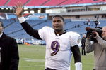 NASHVILLE, TN - NOVEMBER 12:  Steve McNair #9 of the Baltimore Ravens waves to the crowd after the Ravens defeated the Tennessee Titans on November 12, 2006 at LP Field in Nashville, Tennessee.  (Photo by Andy Lyons/Getty Images)