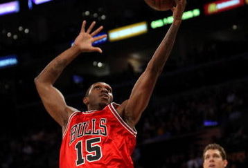 LOS ANGELES, CA - NOVEMBER 18:  Cedric Simmons #15 of the Chicago Bulls grabs a rebound against the Los Angeles Lakers on November 18, 2008 at Staples Center in Los Angeles, California.  The Lakers won 116-109.    NOTE TO USER: User expressly acknowledges and agrees that, by downloading and/or using this Photograph, user is consenting to the terms and conditions of the Getty Images License Agreement.  (Photo by Stephen Dunn/Getty Images)